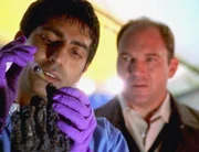 Bei einem Bombenanschlag kommen mehr als 100 Menschen ums Leben. Gelingt es Bug (Ravi Kapoor, l.) und FBI-Kriminologe Barker (Wade Williams) der verkohlten Hand einen Fingerabdruck abzunehmen, können sie den Täter identifizieren.