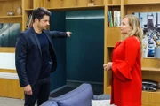 Vincent (Daniel Buder) ist enttäuscht von Isabelle (Ania Niedieck) und wirft sie hinaus.
