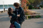 Als Luna Fankhauser (Bianca Nawrath) erneut stürzt, ist Joni (Jascha Baum) schon zur Stelle.
