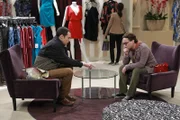 Während Penny und Amy Kleider probieren, kommt es zu einer Auseinandersetzung zwischen Leonard (Johnny Galecki, r.) und Sheldon (Jim Parsons, l.) ...