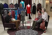 Leonard (Johnny Galecki, 2.v.r.) und Sheldon (Jim Parsons, l.) gehen mit Penny (Kaley Cuoco, r.) und Amy (Mayim Bialik, 2.v.l.) einkaufen. Was zu einem Streit zwischen den Freunden führt ...