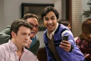 Während Howard und Bernadette eine schockierende Nachricht erhalten, glauben Leonard (Johnny Galecki, M.) und Raj (Kunal Nayyar, r.), den Schauspieler Nathan Fillion (Nathan Fillion, l.) im Restaurant entdeckt zu haben ...