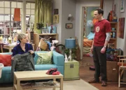 Während Howard und Bernadette eine schockierende Nachricht erhalten, beschwert sich Sheldon (Jim Parsons, r.) bei Penny (Kaley Cuoco, l.) über Amys Verhalten ...