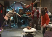 Werden sie aus dem "Escape Room" in dem sich ein Zombie (Max Adler, l.) befindet, entkommen können? Leonard, Amy (Mayim Bialik, 2.v.r.), Raj (Kunal Nayyar, 2.v.l.) und Emily (Laura Spencer, r.) ...