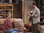 Während Raj dabei überrascht wird, wie er in Emilys Wohnung rumschnüffelt, hat Leonard (Johnny Galecki, r.), ein ganz besonderes Geschenk für Penny (Kaley Cuoco, l.) ...