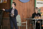 Sheldon Cooper (Iain Armitage, l.); Meemaw (Annie Potts, r.)