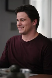 Eric (Jason Ritter)