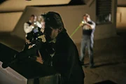Gerade noch rechzeitig können David (Alimi Ballard, l.) und Colby (Dylan Bruno, r.) Shepard Crater (Gary Cole, M.) stoppen, bevor er sein Attentat auf Polk ausgeführt hat ...