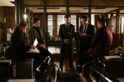 Konsultieren den russischen Sicherheitsagenten Vasily Zhiov (Nick Tarabay, M.), um den Mord an dem Sohn eines russischen Diplomatens zu lösen: Beckett (Stana Katic, l.), Castle (Nathan Fillion, 2.v.l.), Ryan (Seamus Dever, 2.v.r.) und Esposito (Jon Huertas r.) ...