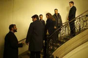 Das Team um Castle (Nathan Fillion, 2.vl.), Beckett (Stana Katic, 3.v.r), Ryan (Seamus Dever, 3.v.l.) und Esposito (Jon Huertas, 2.v.r.) wird mit einem russischen Agenten, Vasily Zhirov (Nick Tarabay, l.), konfrontiert und in ein kriminelles Spiel auf internationaler Ebene gezogen ...