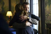 Der russische Sicherheitsbeamte Vasily Zhiov (Nick Tarabay, l.) scheint ein sehr umgänglicher Bursche zu sein, der Beckett (Stana Katic) auch gleich mit einer Umarmung überrascht ...