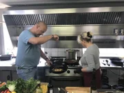 Nachdem die 55-jährige Andrea Cambiolo mit ihrem Restaurant "Culo del Mondo" pleitegeht, übernimmt kurzerhand ihre unerfahrene Schwester Silvana (r.) das Ruder. Doch diese versteckt sich in der Küche und scheut die Verantwortung. Das Ergebnis: Die nächste Insolvenz steht kurz bevor! Kann Frank Rosin (l.) das noch verhindern?