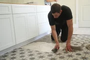 Tarek legt Hand an und verpasst der Küche neue Fliesen, die sie dringend nötig hat. Ob das Design auch den potenziellen Käufern gefallen wird?