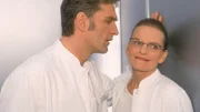 Was hat der Herr König, was Schmidt nicht hat? Dr. Borstel (Kerstin Thielemann) soll für Schmidt (Walter Sittler) den Patienten ausspionieren.