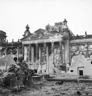 „Trümmer des Reichstags in Berlin, 3. Juni 1945. Der Reichstag nach dem alliierten Bombenangriff auf Berlin. Juni 1945.