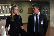 Das Team trifft seinen neuen Abteilungsleiter Mateo Cruz (Esai Morales, r.), der auf eine lange gemeinsame Vergangenheit mit JJ (AJ Cook, l.) zurückblickt ...