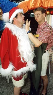 Lothar (Rene Heinersdorff, r.) gegenüber nimmt Weihnachtsmann Benno (Willi Thomczyk) den Mund ein wenig zu voll.