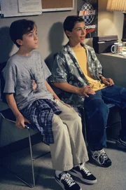 L-R: Malcolm (Frankie Muniz), Reese (Justin Berfield)