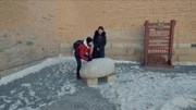 Ash Dykes (l.) mit Frau Lu Ziyan (Jiayuguan-Führerin) beim Glücksritual der Krieger