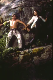 L-R: Nigel Bailey (Christien Anholt) und Sydney Fox (Tia Carrere)