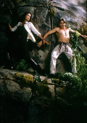 L-R: Sydney Fox (Tia Carrere) und Nigel Bailey (Christien Anholt)