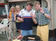 Die Camper (v.l.: Antje Lewald als Uschi, Dana Golombek als Stefanie, Willi Thomczyk als Benno, René Heinersdorff als Lothar) bei ihrer Lieblingsbeschäftigung: Würstchen grillen.