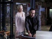 Alex (Monica Potter, l.); Tanner (Jeremy Piven, r.)