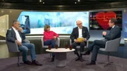 Unser Herz - Ein gesundes Herz ist die Grundlage für ein langes und vitales Leben. Doch es ist auch ein sensibles Organ, das auf Stress und ungesunde Gewohnheiten reagiert. Herz-Kreislauf-Erkrankungen zählen in Österreich zu den häufigsten Todesursachen. Daher ist es essenziell, das Herz zu pflegen - wie hält man sein Herz also gesund? Welche Warnsignale sollte man ernst nehmen? Und welchen Einfluss haben Ernährung, Bewegung und Lebensstil wirklich? Diese Fragen diskutiert Prof. Meryn im Sprechzimmer gemeinsam mit seinen Gästen. Im Bild: Joachim Renner, Andrea Podczeck-Schweighofer, Siegfried Meryn und Martin Andreas.