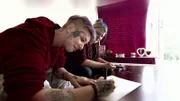 Jacky (25, li.) lebt von Hartz IV und beantragt beim Amt eine Ausstattung für ihre Wohnung.