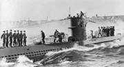 (Bildunterschrift) 11/10/1939-Kiel, Deutschland: Eines der deutschen U-Boote ist zu sehen, mit der Besatzung auf den Decks und den Offizieren im Kommandoturm, als es nach einer Fahrt im deutschen Marinestützpunkt Kiel eintrifft. Die deutsche Bildunterschrift nennt es „eines unserer siegreichen U-Boote“.