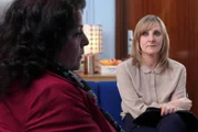 Joanne Selwyn (Kathryn Hunt, l.); DC Janet Scott (Lesley Sharp, r.)