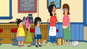 Lindas Schwester Gayle (r.) kommt unerwartet vorbei und möchte die ersten Tage ihrer "Eat Pray Love"-Tour um die Welt bei Linda (2.v.r.), Bob, Louise (2.v.l.), Gene (l.) und Tina (M.) verbringen ...
