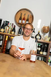 Winzer Gianluca (34) aus Geldern gründet den ersten Weinhof am Niederrhein.