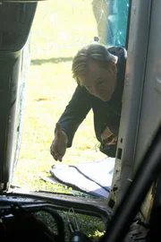 Horatio (David Caruso) eilt zu dem Unfallauto und sucht in dem Wrack nach Natalia und ihrem Entführer...