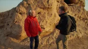 Herr Zhou Xinghua zeigt Ash Dykes (r.) einen atemberaubenden Blick auf den mächtigen gelben Fluss.