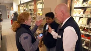 Chaos bricht aus, als Udo für eine Kundenlieferung ein bestimmtes Produkt zusagt, das sich nicht in den Regalen befindet. Udo, Maria & Tanja machen sich auf die Suche.