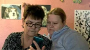 Im Internet verbreitet ein Fan vermeintliche Aussagen von Sandra (re.). Sie soll böse über Regina (li.) gelästert haben. Sandra will das nicht auf sich sitzen lassen.
