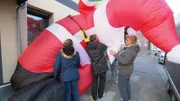 Silvia und die Kinder haben sich entschlossen, ihr Haus weihnachtlich zu schmücken. Nun versuchen sie einen sechs Meter großen, aufblasbaren Weihnachtsmann aufzubauen.