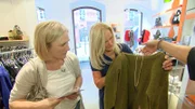 Kandidatin Rosita (r.) mit ihrer Shoppingbegleiterin