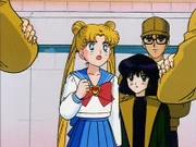 Bunny will Hotaru zu einem Sportler, dem sie einen Brief geschrieben hat, bringen. Doch so einfach ist das nicht...