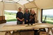 Stuart Eve, Tony Pollard und Professorin Alice Roberts, Archäologen Stuart Eve und Tony Pollard zeigen Alice die Funde aus den Ausgrabungen in Waterloo im Zelt;