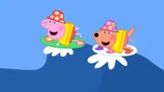 Peppa (l.) lernt, wie man richtig surft.