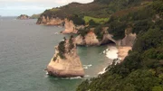 Eine natürliche Höhle ist durch das Meerwasser in den Kreidefelsen auf der Coromandel-Halbinsel ausgespült worden.