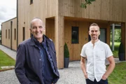 Kevin McCloud (l.) und Danny.