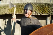 Dr. Xand van Tulleken ist als Wikinger verkleidet und schreit in die Kamera in der Wikingerfestung Trelleborg in Roskilde