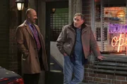 Lässt sich Arthur (Judd Hirsch, r.) in einem schwachen Moment tatsächlich von Fawz (Maz Jobrani, l.) einwickeln und unterschreibt den Kaufvertrag?
