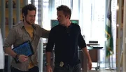 Eine Frau ist ermordet worden. Eine Spur: Adam Ross (A. J. Buckley, l.) erzählt Detective Danny Messer (Carmine Giovinazzo), dass sich unter ihren Fingernägeln Elefantenkot befand.