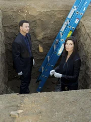 Det. Mac Taylor (Gary Sinise) und Det. Jo Danville (Sela Ward) stoßen in einem offenen Grab auf die Leiche eines Studenten. Doch dieser Fund ist erst der Anfang.