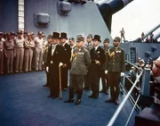 Kapitulation von Japan, Bucht von Tokio, 2. September 1945: Vertreter des Kaiserreichs Japan an Bord der USS Missouri (BB-63) während der Kapitulationszeremonien. (US-Armee / Public Domain Japanische Vertreter an Bord der USS Missouri (BB-63) während der Kapitulationszeremonien; 2. September 1945. Vorne stehend sind: Außenminister Mamoru Shigemitsu (mit Zylinder) und General Yoshijiro Umezu; Chef des Generalstabs der Armee. Hinter ihnen stehen je drei Vertreter des Außenministeriums, des Heeres und der Marine. Dazu gehören: in der mittleren Reihe von links nach rechts: Generalmajor Yatsuji Nagai; Heer; Katsuo Okazaki; Außenministerium; Konteradmiral Tadatoshi Tomioka; Marine; Toshikazu Kase; Außenministerium; und Generalleutnant Suichi Miyakazi; Heer. In der hinteren Reihe, von links nach rechts (nicht alle sind sichtbar): Konteradmiral Ichiro Yokoyama; Marine; Saburo Ota; Außenministerium; Hauptmann Katsuo Shiba; Marine; und Oberst Kaziyi Sugita; Heer. (Die Identitäten in der zweiten und dritten Reihe stammen aus einem kommentierten Foto in den Akten des Naval History and Heritage Command).