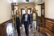 Die junge Anwältin Stella (Mi: Wanda Perdelwitz) wird von ihrer Mutter Barbara (li: Michaela May) und ihrer Schwester Maddie (re: Kristina Pauls) in den Gerichtssaal zu ihrer ersten großen Verhandlung begleitet.